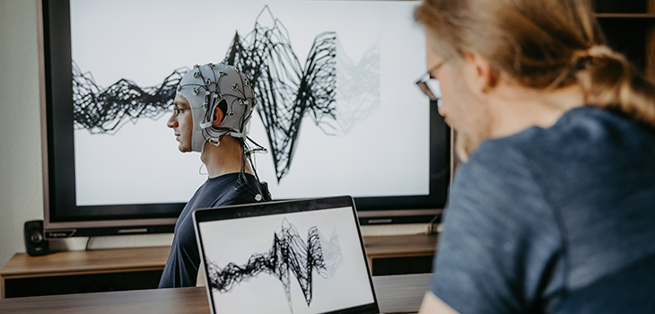 A scientist measures the brain waves of a test person (Photo: Jana Dünnhaupt / Uni Magdeburg)