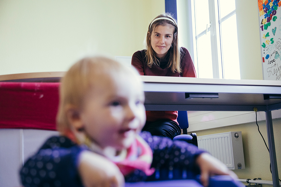 Laura Kundler und Tochter Lilija im Eltern Kind Zimmer im Gebäude 18 (c) Harald Krieg