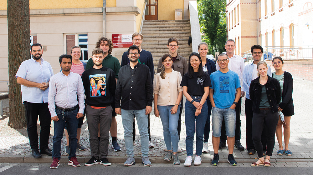 The Research Training Group team on the campus of the Faculty of Medicine (Photo: Sarah Kossmann / UMMD)