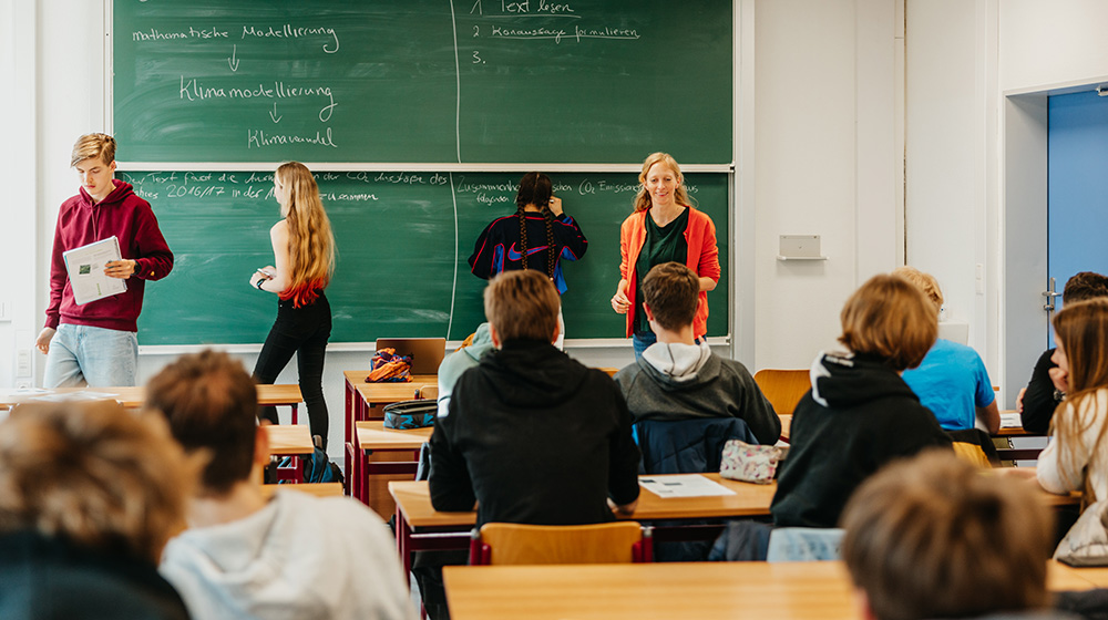 Dr. Mehlmann erklärt im Rahmen des Themenjahres den Zusammenhang von Mathematik und Klimawandel bei einer AG mit Schulklassen (Foto: Hannah Theile/Uni Magdeburg)