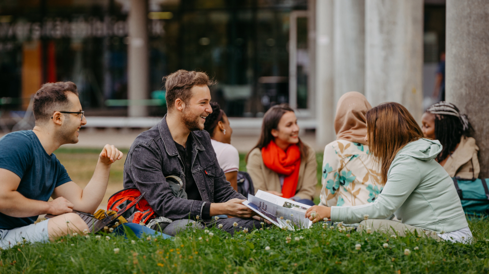 Studierende sitzen auf einer Wiese auf dem Campus der Uni Magdeburg (c) Jana Dünnhaupt Uni Magdeburg