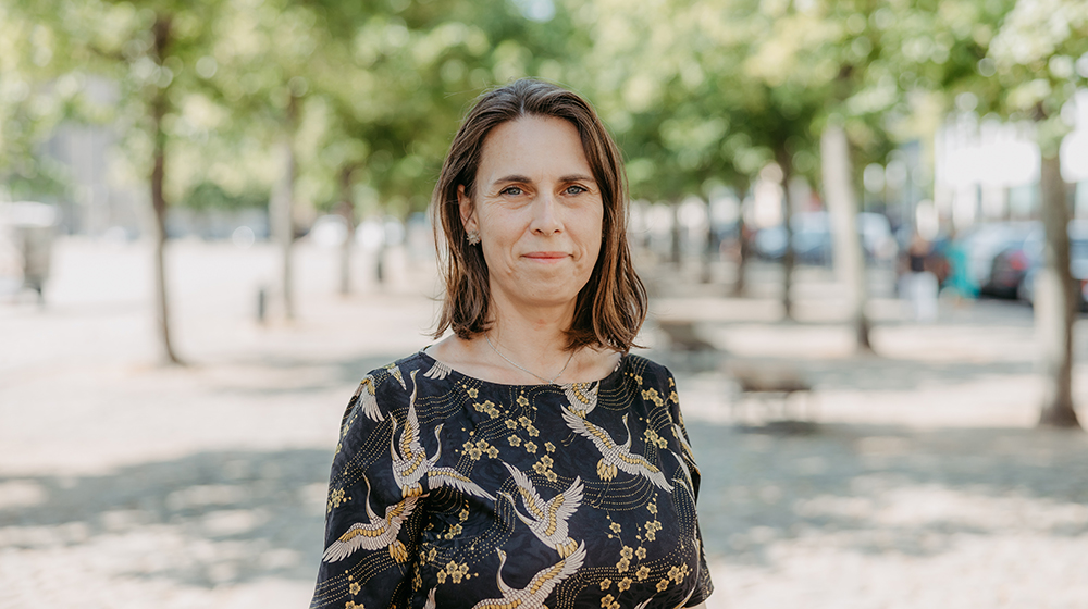 Portrait von Prof. Dr. Eva Heidbreder (c) Jana Dünnhaupt Uni Magdeburg Portrait von Prof. Dr. Eva Heidbreder vor einer Baumallee auf dem Domplatz (c) Jana Dünnhaupt Uni Magdeburg