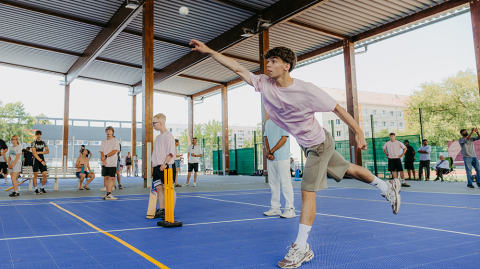 A pupil throws the ball in a sports hall during a cricket training session (c) Jana Dünnhaupt, University of Magdeburg A pupil throws the ball in a sports hall during a cricket training session (c) Jana Dünnhaupt, University of Magdeburg