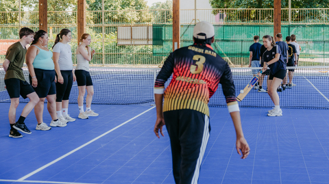 A schoolgirl holding a cricket bat, hitting a ball that has been thrown to her (c) Jana Dünnhaupt, University of Magdeburg A schoolgirl holding a cricket bat, hitting a ball that has been thrown to her (c) Jana Dünnhaupt, University of Magdeburg