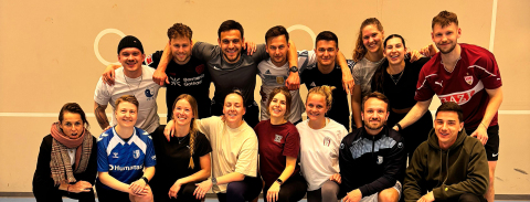 Sportstudierende auf einem Gruppenbild in einer Halle (c) Lukas Appelt