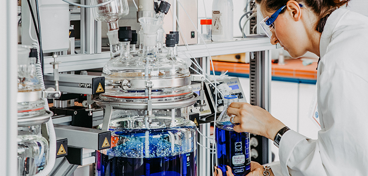 Scientist working on equipment in a chemistry laboratory (c) Stefan Berger Uni Magdeburg