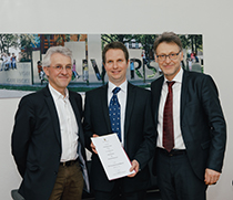 Prof. Thevenin, Dr.  Stein und Prof. Strackeljan bei der Verleihung der Urkunde (Foto: Jana Dünnhaupt / Uni Magdeburg