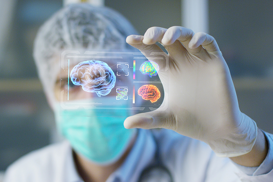 Arzt hält eine holografische Glasplatte mit digitalem Gehirn (c) shutterstock : HQuality