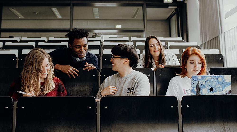 /unimagdeburg_media/Presse/Bilder/Pressemitteilungen/2022/Studierende+im+H%C3%B6rsaal+%28c%29+Jana+D%C3%BCnnhaupt+_+Uni+Magdeburg-height-560-width-1000.jpg