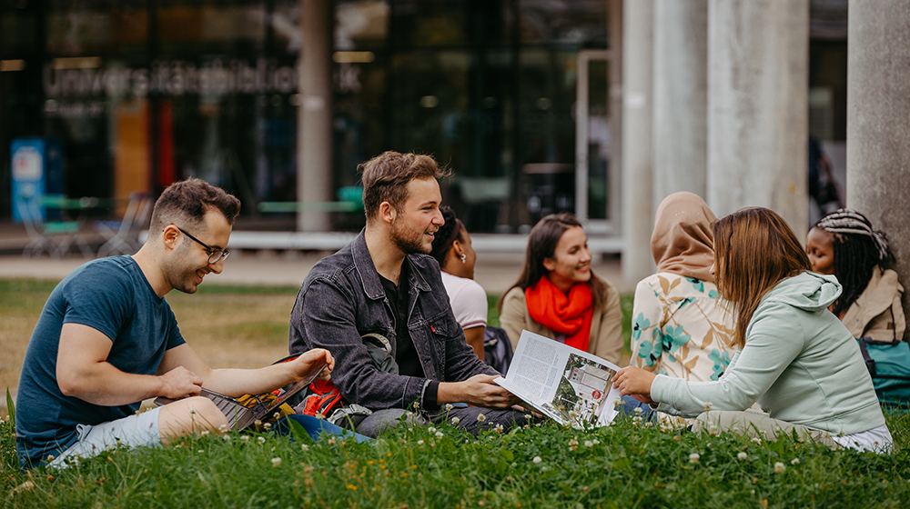 /unimagdeburg_media/Presse/Bilder/Pressemitteilungen/2023/Studierende+auf+dem+Campus+%28c%29+Jana+Du%CC%88nnhaupt+Uni+Magdeburg-height-560-width-1000.jpg