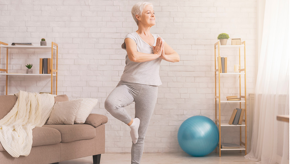 /unimagdeburg_media/Presse/Bilder/Pressemitteilungen/2024/%C3%84ltere+Frau+macht+Yoga+und+h%C3%A4lt+ihr+Gleichgewicht+%28c%29+Prostock_studio+shutterstock-height-560-width-1000-p-115378.jpg