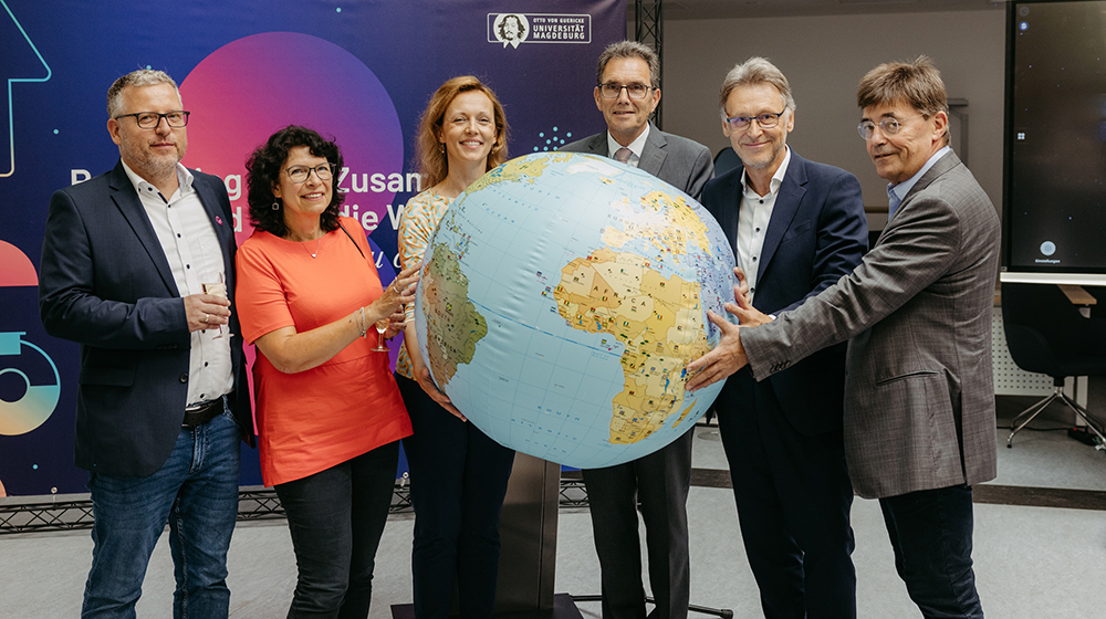 /unimagdeburg_media/Presse/Bilder/Pressemitteilungen/2024/Clemens+Klein_+Angela+Matthies_+Sandra+Yvonne+Stieger_+R%C3%BCdiger+Malter_+Prof_+Jens+Strackeljan++und+Dr_+Michael+Lehmann+%28v_l_n_r_%29+bei+der+feierlichen+Er%C3%B6ffnung+des+Campus+Welcome+Centers+der+Uni+Magdeburg+%28c%29+Jana+D%C3%BCnnhaupt+Uni+Magdeburg-height-560-width-1000-p-114904.jpg