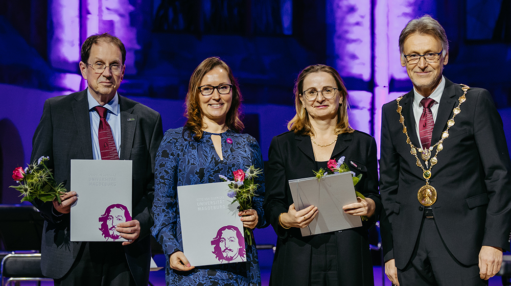 /unimagdeburg_media/Presse/Bilder/Pressemitteilungen/2024/Das+neu+gewa%CC%88hlte+Rektorat+der+Universita%CC%88t+Magdeburg+%28von+links+nach+rechts%29+Prof_+Dr_+Helmut+Wei%C3%9F_+Prof_+Dr__Ing_+Manja+Kru%CC%88ger_++Prof_+Dr_+Dina+Kuhlee_+Prof_+Dr__Ing_+Jens+Strackeljan+%28c%29+Jana+Du%CC%88nnhaupt_Uni+Magdeburg-height-560-width-1000-p-115844.jpg