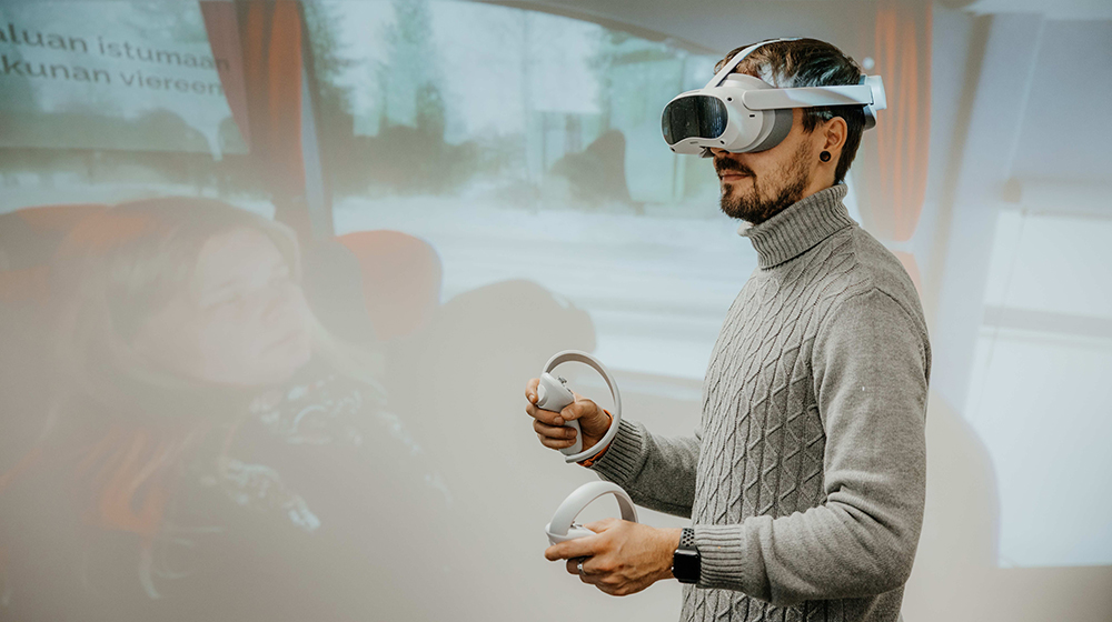 /unimagdeburg_media/Presse/Bilder/Pressemitteilungen/2024/Der+Projektmitarbeiter+Hannes+Tegelbeckers+probiert+mit+einer+VR_Brille+den+entwickelten+Prototypen+aus_+Auf+der+Leinwand+im+Hintergrund+ist+zu+erkennen_+was+er+sieht+%28c%29+Hannah+Theile+Uni+Magdeburg-height-560-width-1000-p-111538.jpg