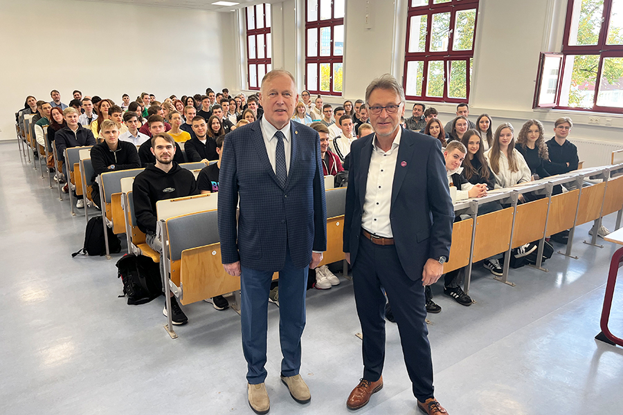 Der Rektor der Uni Magdeburg Prof. Strackeljan (rechts) und der Rektor der NTU Prof. Yevgen Sokol begrüßen die 100 ukrainischen Studierenden in einem kleinen Hörsaal (c) Katharina Vorwerk Uni Magdeburg Der Rektor der Uni Magdeburg Prof. Strackeljan (rechts) und der Rektor der NTU Prof. Yevgen Sokol begrüßen die 100 ukrainischen Studierenden in einem kleinen Hörsaal (c) Katharina Vorwerk Uni Magdeburg