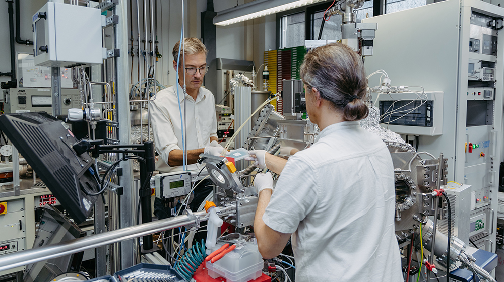 /unimagdeburg_media/Presse/Bilder/Pressemitteilungen/2024/Die+Physiker+Prof_+Martin+Feneberg+%28li_%29+und+Prof_+Armin+Dadgar+an+der+Magnetron_Sputterepitaxie_Anlage+im+Institut+f%C3%BCr+Physik+der+Universit%C3%A4t+Magdeburg+%28c%29+Jana+D%C3%BCnnhaupt+Uni+Magdeburg-height-560-width-1000-p-115788.jpg