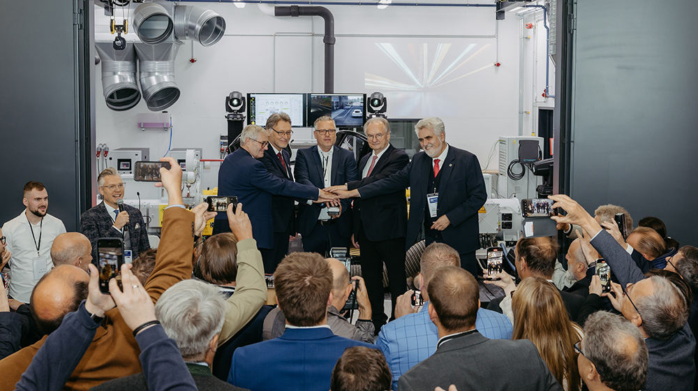 /unimagdeburg_media/Presse/Bilder/Pressemitteilungen/2024/Dr_+Ude_+Prof_+Jens+Strackeljan_+Clemens+Klein_+Dr_+Reiner+Haseloff+und+Prof_+Armin+Willingmann+haben+das+CMD+d+mit+einem+symbolischen+Knopfdruck+offiziell+er%C3%B6ffnet+%28c%29+Jana+D%C3%BCnnhaupt+Uni+Magdeburg-height-560-width-1000-p-115064.jpg