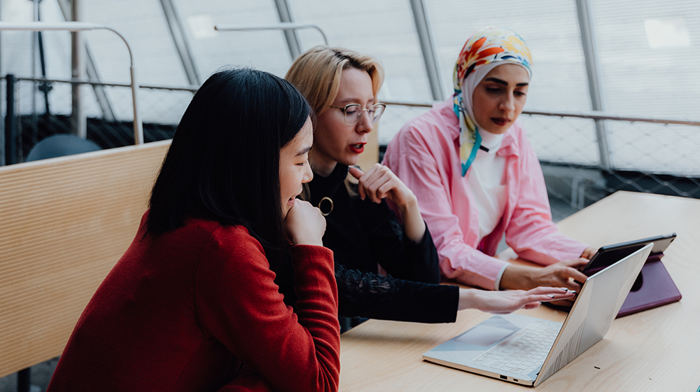 /unimagdeburg_media/Presse/Bilder/Pressemitteilungen/2024/Drei+Studentinnen+sitzen+am+Tisch+auf+dem+ein+Laptop+und+ein+Tablet+liegen+und+schauen+in+den+Laptop+%28c%29+Anna+Friese+UniMagdeburg-height-560-width-1000.jpg