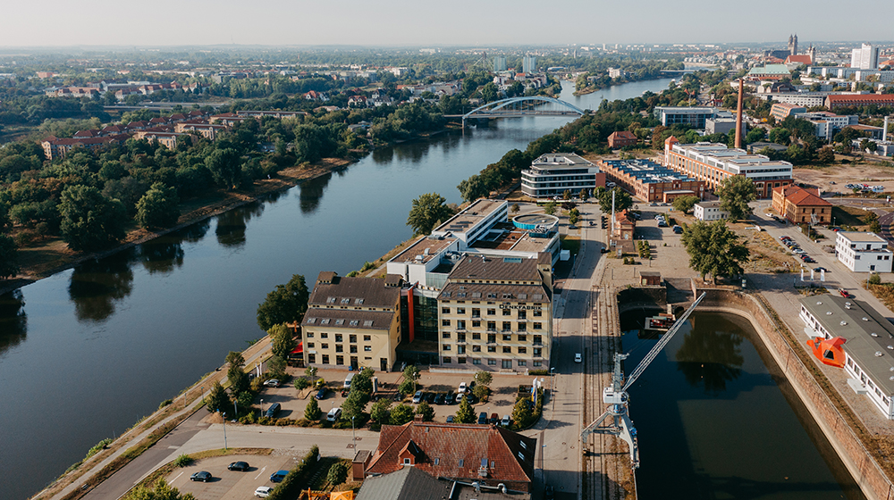 /unimagdeburg_media/Presse/Bilder/Pressemitteilungen/2024/Drohnenblick+auf+den+Wissenschaftshafen+%28c%29+Jana+D%C3%BCnnhaupt+Uni+Magdeburg-height-560-width-1000-p-115254.jpg