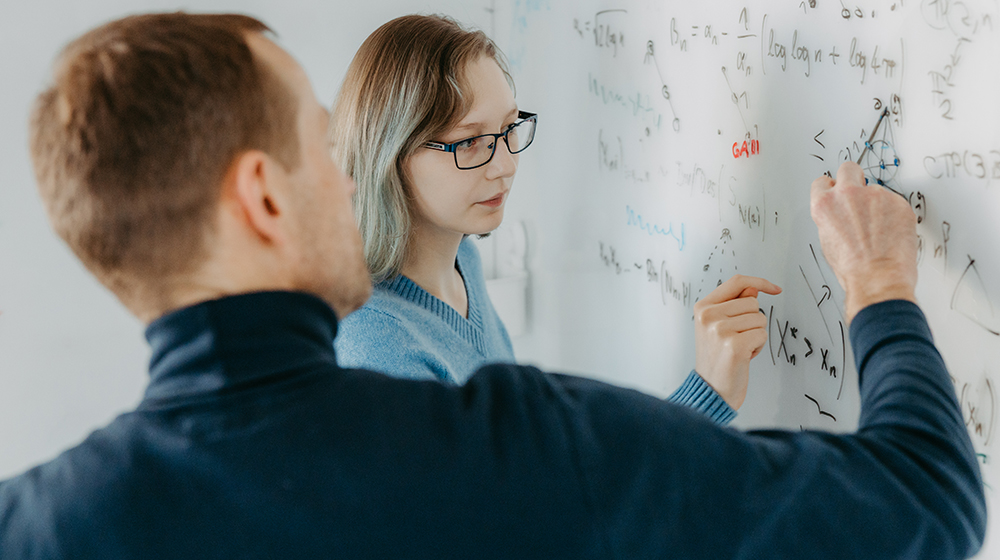 /unimagdeburg_media/Presse/Bilder/Pressemitteilungen/2024/Ein+junger+Mann+und+eine+junge+Frau+stehen+an+einem+Whiteboard+und+schreiben+mathematische+Formeln+%28c%29+Jana+Duennhaupt+Uni+Magdeburg-height-560-width-1000.jpg
