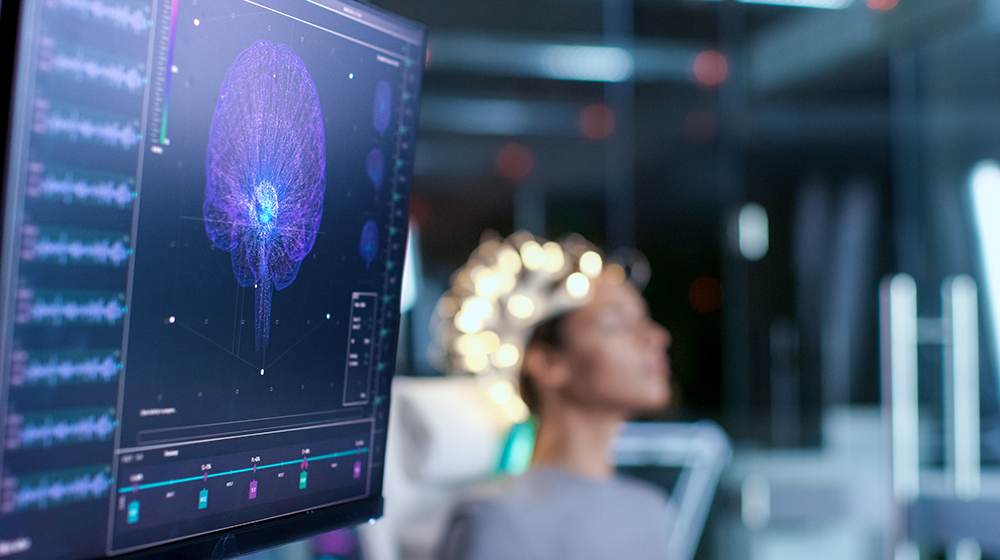 /unimagdeburg_media/Presse/Bilder/Pressemitteilungen/2024/Im+Vordergrund+ein+Monitor+mit+einem+Gehirnmodell+und+einem+EEG+Reading_+im+Hintergrund+die+Patientin+%28c%29+Shutterstock+Gorodenkoff-height-560-width-1000-p-111310.jpg