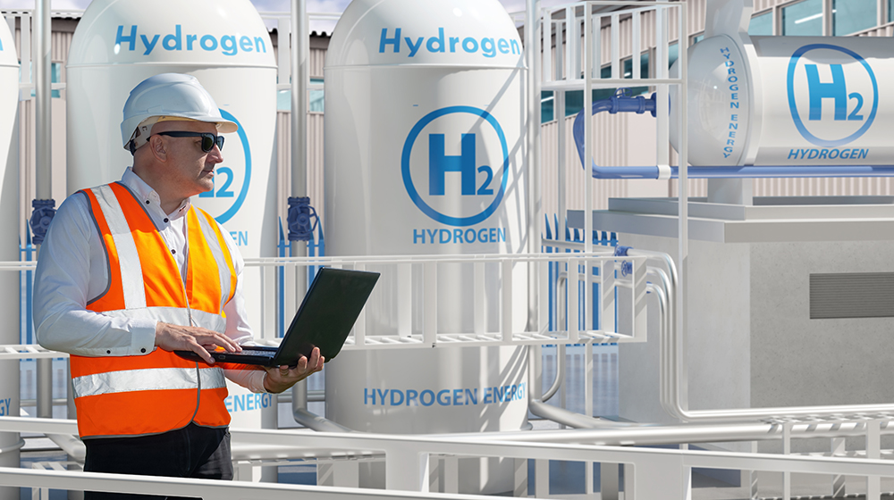 /unimagdeburg_media/Presse/Bilder/Pressemitteilungen/2024/Mitarbeiter+Energieversorger+vor+Wasserstofftanks+%28c%29+Shutterstock+FOTOGRIN-height-560-width-1000.jpg