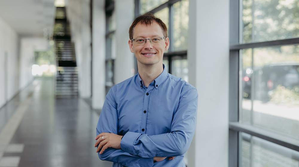 /unimagdeburg_media/Presse/Bilder/Pressemitteilungen/2024/Portrait+Prof_+Dr_+Alexander+Binder_Foto+Jana+D%C3%BCnnhaupt+Uni+Magdeburg-height-560-width-1000-p-114412.jpg