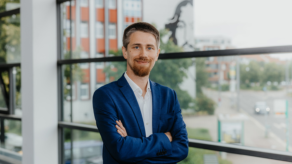 /unimagdeburg_media/Presse/Bilder/Pressemitteilungen/2024/Portrait+Prof_+Dr_+Janis+Sebastian+Neufeld+%28c%29+Hannah+Theile+Universit%C3%A4t+Magdeburg-height-560-width-1000-p-114634.jpg