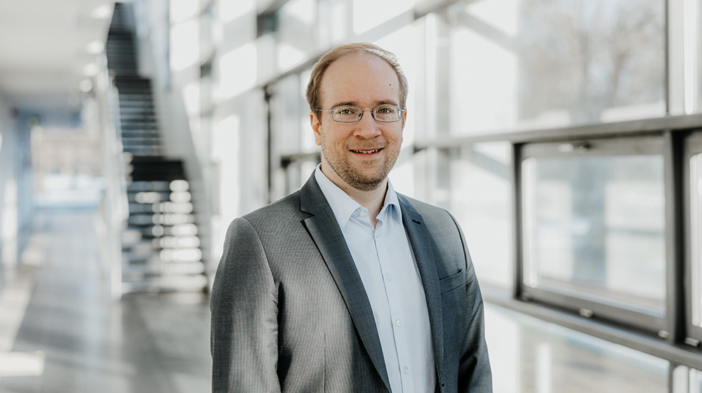 /unimagdeburg_media/Presse/Bilder/Pressemitteilungen/2024/Prof_+Dr_+Fabian+Lurz+wurde+auf+den+Lehrstuhl+f%C3%BCr+Integrierte+Elektronische+Systeme+an+der+Universit%C3%A4t+Magdeburg+berufen+%28c%29+Hannah+Theile+Uni+Magdeburg-height-560-width-1000-p-111562.jpg