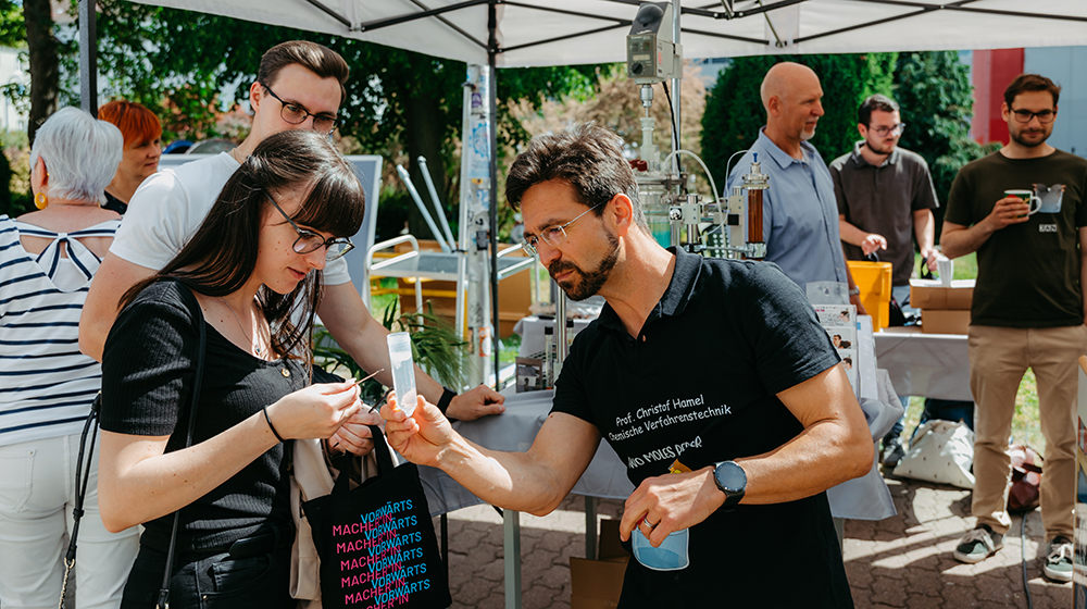 /unimagdeburg_media/Presse/Bilder/Pressemitteilungen/2024/Prof_+Hamel+von+der+Verfahrenstechnik+im+Gespr%C3%A4ch+mit+einer+jungen+Frau+beim+Studieninfotag-height-560-width-1000-p-112798.jpg