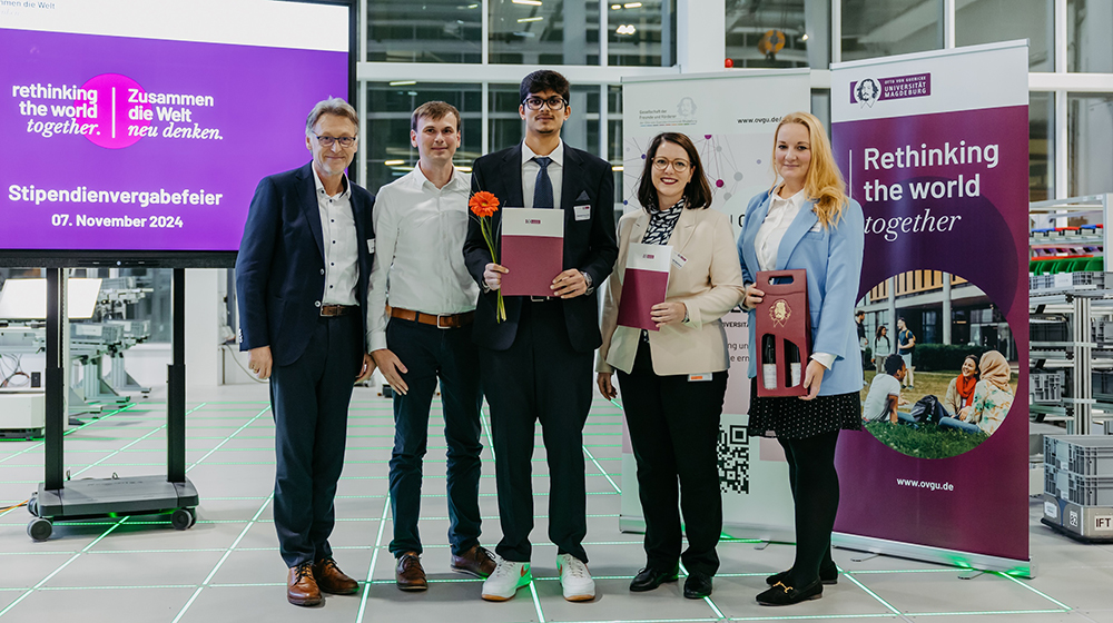/unimagdeburg_media/Presse/Bilder/Pressemitteilungen/2024/Prof_+Jens+Strackeljan_+Stefan+H%C3%BCbner+%28HORIBA+Fuelcon%29_+Shashankh+Mysore+Girish_+Birgit+Bartsch+%28HORIBA+Fuelcon%29_+Kristin+Schneider+%28HORIBA+Fuelcon%29%28c%29+Jana+D%C3%BCnnhaupt-height-560-width-1000-p-115660.jpg