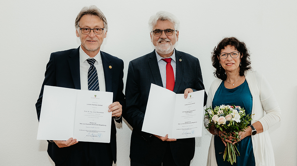 /unimagdeburg_media/Presse/Bilder/Pressemitteilungen/2024/Rektor+der+Uni+Magdeburg+Prof_+Dr__Ing_+Jens+Strackeljan+Minister+Prof_+Armin+Willingmann+und+Kanzlerin+der+Uni+Magdeburg+Angela+Matthies_von+links+nach+rechts+%28c%29+Hannah+Theile_Uni+Magdeburg-height-560-width-1000-p-114478.jpg