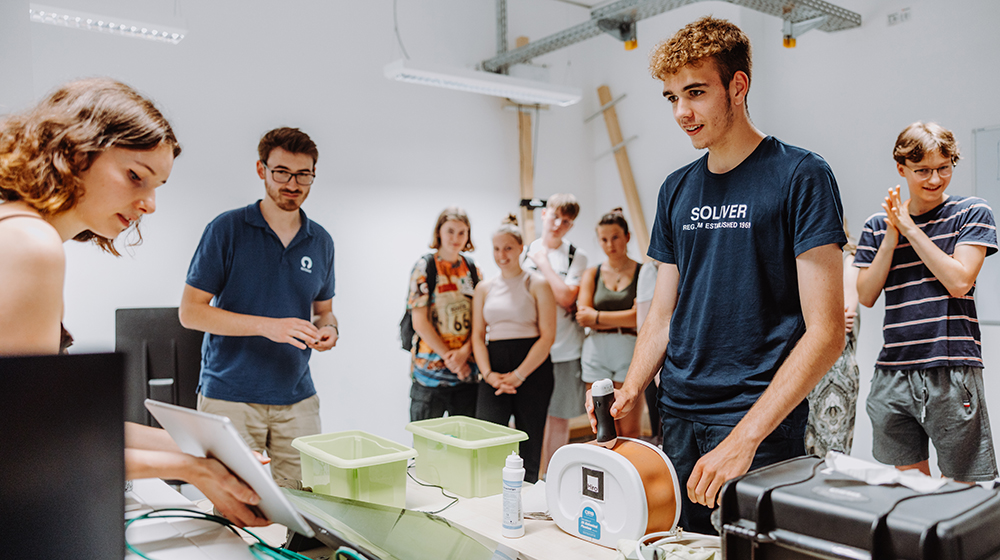 /unimagdeburg_media/Presse/Bilder/Pressemitteilungen/2024/Sch%C3%BCler%2Ainnen+probieren+ein+Ultraschall+bei+Stimulate+aus+%28c%29+Hannah+Theile_Uni+Magdeburg-height-560-width-1000-p-113656.jpg
