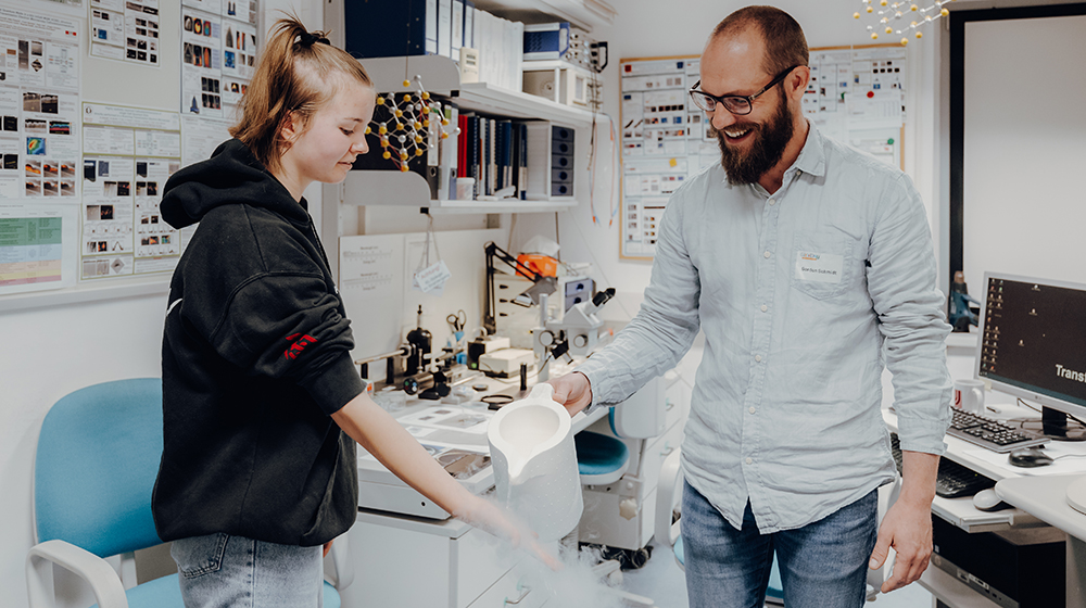 /unimagdeburg_media/Presse/Bilder/Pressemitteilungen/2024/Sch%C3%BClerin+bei+Experiment+am+Zukunftstag+2023+%28c%29+Jana+D%C3%BCnnhaupt+Uni+Magdeburg-height-560-width-1000-p-113038.jpg