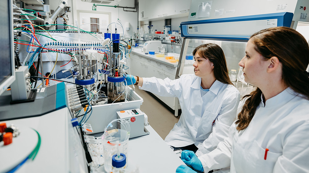 /unimagdeburg_media/Presse/Bilder/Pressemitteilungen/2024/Stefanie+Duvigneau+und+Anna_Sophie+Neumann+arbeiten+gemeinsam+im+Labor+an+der+Biopolymerproduktionsanlage+%28c%29+Jana+D%C3%BCnnhaupt+Uni+Magdeburg-height-560-width-1000-p-111156.jpg