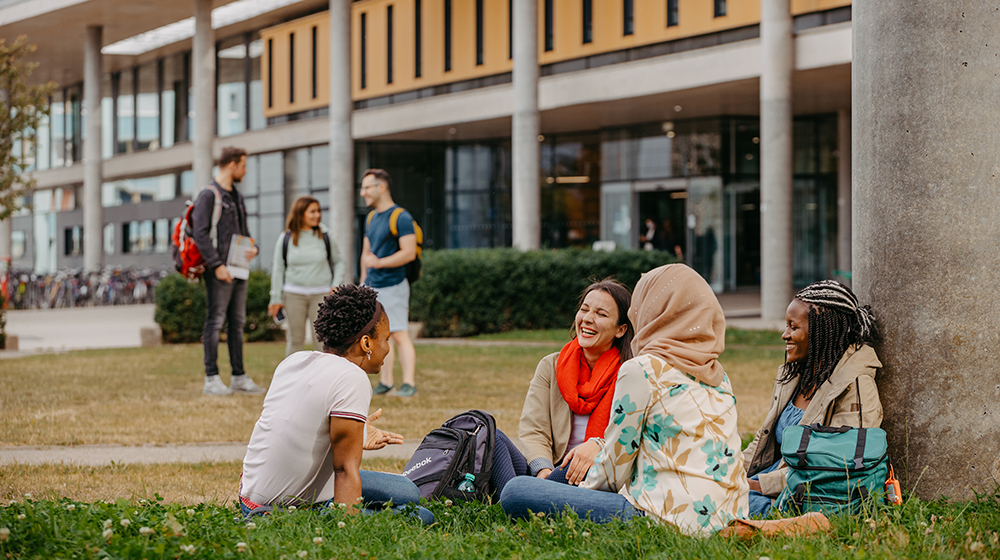 /unimagdeburg_media/Presse/Bilder/Pressemitteilungen/2024/Studierende+auf+dem+Campus+der+Uni+Magdeburg+%28c%29+Jana+D%C3%BCnnhaupt+Uni+Magdeburg+beitrag-height-560-width-1000.jpg