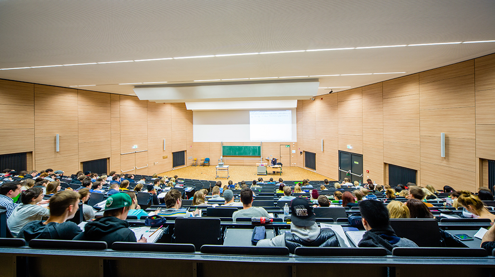 /unimagdeburg_media/Presse/Bilder/Pressemitteilungen/2024/Studium+an+der+OVGU_Blick+in+den+H%C3%B6rsaal+w%C3%A4hrend+einer+Vorlesung+%28c%29+Stefan+Berger_Universit%C3%A4t+Magdeburg-height-560-width-1000.jpg