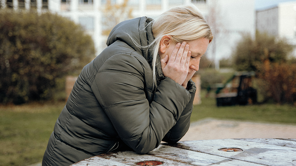 /unimagdeburg_media/Presse/Bilder/Pressemitteilungen/2024/Traurige+Frau+st%C3%BCtzt+sich+betr%C3%BCbt+auf+ihren+H%C3%A4nden+ab+%28c%29+Jana+D%C3%BCnnhaupt+Uni+Magdeburg-height-560-width-1000.jpg