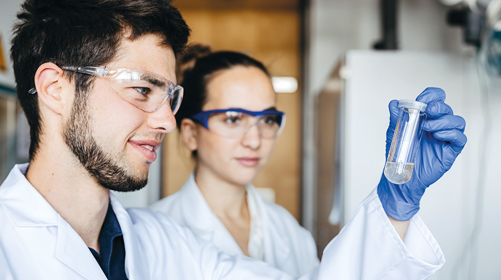 /unimagdeburg_media/Presse/Bilder/Pressemitteilungen/2024/Zwei+Forschende+trennen+mithilfe+geeigneter+L%C3%B6sungsmittel+Polyamid+6+von+Additiven+und+anderen+Verunreinigungen+%28c%29+Jana+D%C3%BCnnhaupt+Uni+Magdeburg-height-560-width-1000.jpg