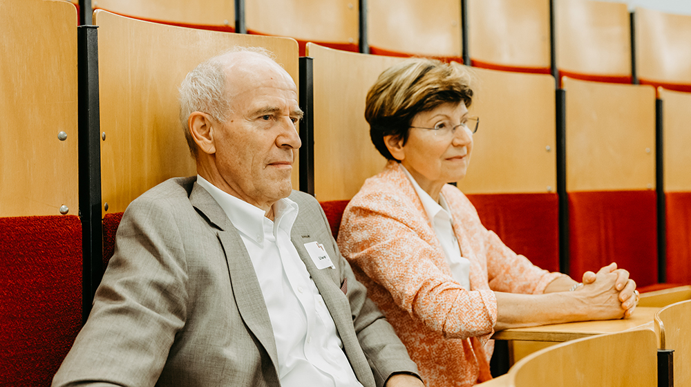 /unimagdeburg_media/Presse/Bilder/Pressemitteilungen/2024/Zwei+Senioren+im+H%C3%B6rsaal+der+Uni+Magdeburg+%28c%29+Jana+D%C3%BCnnhaupt+Uni+Magdeburg-height-560-width-1000.jpg