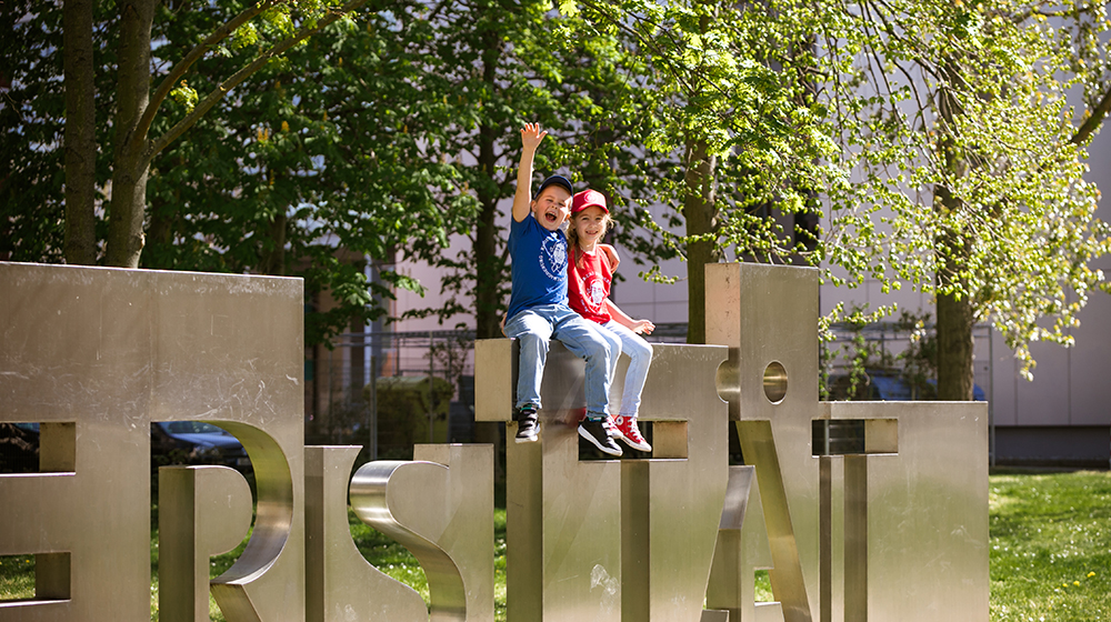 /unimagdeburg_media/Presse/Bilder/Pressemitteilungen/2025/2+Kinder+Uni+Studierende+auf+der+Uniporta+%28c%29+Jana+D%C3%BCnnhaupt+Uni+Magdeburg-height-560-width-1000.jpg