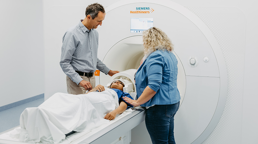 /unimagdeburg_media/Presse/Bilder/Pressemitteilungen/2025/7+Tesla+MRT+mit+Patientin+und+Oliver+Speck+%28c%29+Jana+D%C3%BCnnhaupt+Uni+Magdeburg-height-560-width-1000.jpg