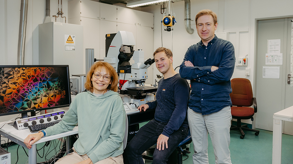 /unimagdeburg_media/Presse/Bilder/Pressemitteilungen/2025/Dr_+Hajnalka+Na%CC%81dasi_+Alexander+Jarosik+und+Prof_+Alexey+Eremin+von+der+Uni+Magdeburg+im+Labor_+Auf+dem+Bildschirm+ist+ein+ferroelektrisches+Nemat+im+Polarisationslicht+abgebildet+%28c%29+Jana+Du%CC%88nnhaupt_Uni+Magdeburg-height-560-width-1000-p-129580.jpg