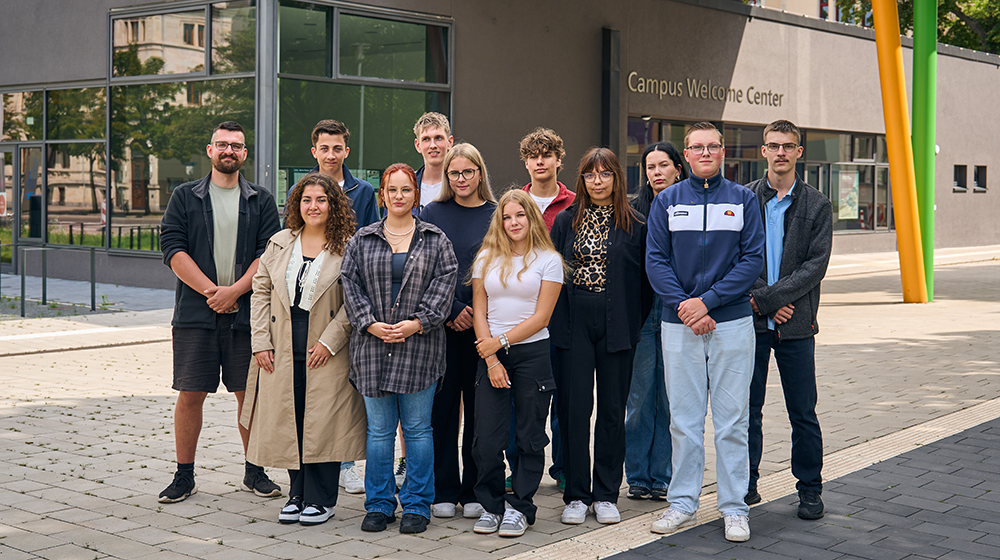 /unimagdeburg_media/Presse/Bilder/Pressemitteilungen/2025/Ein+Ausbilder+und+Auszubildende+im+Bereich+Industriemechanik+%28c%29+Hannah+Theile_Uni+Magdeburg-height-560-width-1000.jpg