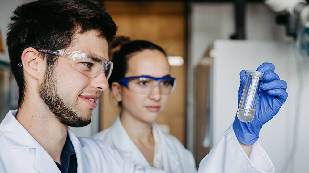 /unimagdeburg_media/Presse/Bilder/Pressemitteilungen/2025/Ein+Forscher+und+Forscherin+mit+Reagenzglas+in+der+Hand+%28c%29+Jana+D%C3%BCnnhaupt+Uni+Magdeburg-height-560-width-1000.jpg