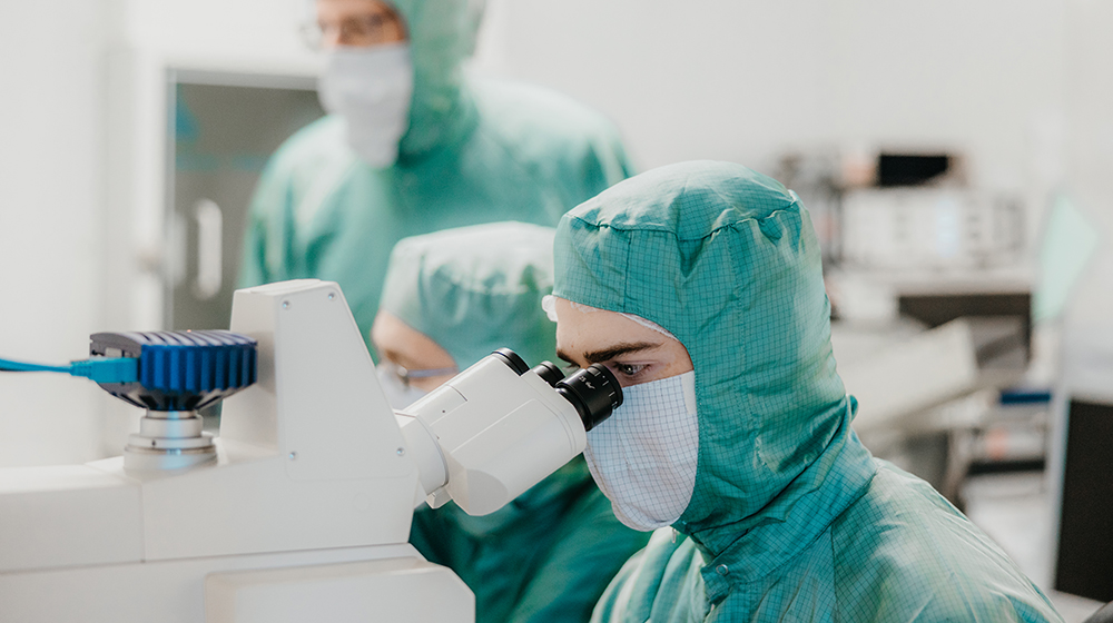 /unimagdeburg_media/Presse/Bilder/Pressemitteilungen/2025/Ein+Mikrotechnologie+Azubi+sitzt+mit+kompletten+Vollschutz+an+einem+Mikroskop+und+schaut+hinein+%28c%29+Hannah+Theile+Uni+Magdeburg-height-560-width-1000.jpg
