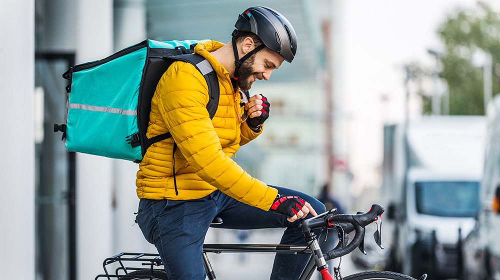 /unimagdeburg_media/Presse/Bilder/Pressemitteilungen/2025/Fahrer_+der+den+Kunden+mit+dem+Fahrrad+Lebensmittel+liefert+_+Konzepte+%C3%BCber+Transport_+Lieferung+von+Nahrungsmitteln+und+Technologie+%28c%29+oneinchpunch_shutterstock-height-560-width-1000-p-124608.jpg