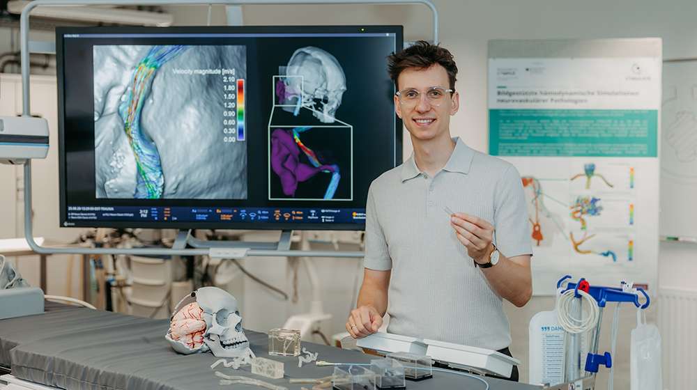 /unimagdeburg_media/Presse/Bilder/Pressemitteilungen/2025/Janneck+Stahl+mit+Stent+in+der+Hand+%28c%29+Jana+Du%CC%88nnhaupt+Uni+Magdeburg-height-560-width-1000.jpg