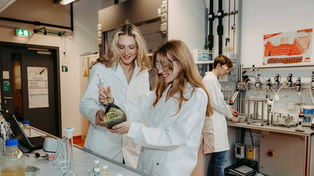 /unimagdeburg_media/Presse/Bilder/Pressemitteilungen/2025/Jugend+forscht+an+der+Uni+Magdeburg+%28c%29+Jana+Du%CC%88nnhaupt_Uni+Magdeburg-height-562-width-1000.jpg