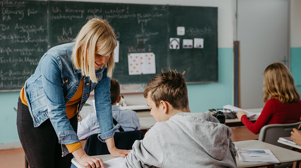 /unimagdeburg_media/Presse/Bilder/Pressemitteilungen/2025/Lehrerin+mit+Schu%CC%88lern+%28c%29+Jana+Du%CC%88nnhaupt+Uni+Magdeburg+%281%29-height-560-width-1000.jpg